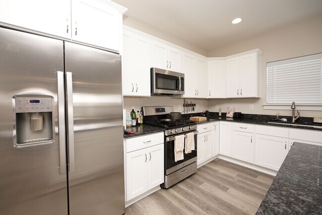Building Photo - Newer Home in Valparaiso- Close to Eglin AFB