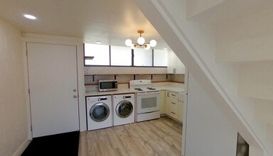 Building Photo - 2 Bed/1 Bath/1 Parking - Washer & Dryer in Unit -Close to Downtown Hon. - Near Busline