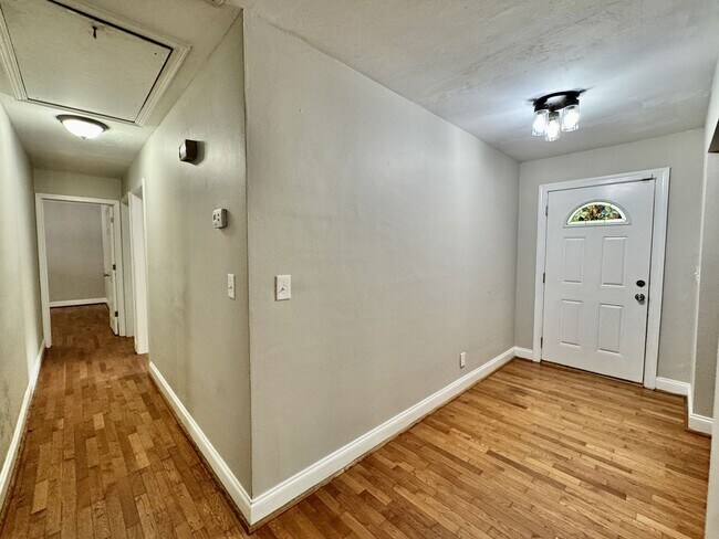 Building Photo - Recently Updated 4-Bedroom Ranch Home w/a 2 Bedroom Guest Cottage! Ready 05-01-26! Pet Friendly Home