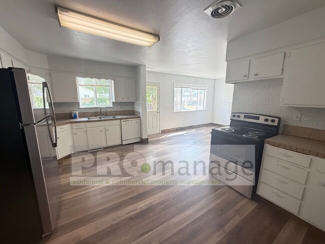 Building Photo - Charming 4 Bed / 2 Bath Home with Vintage ...