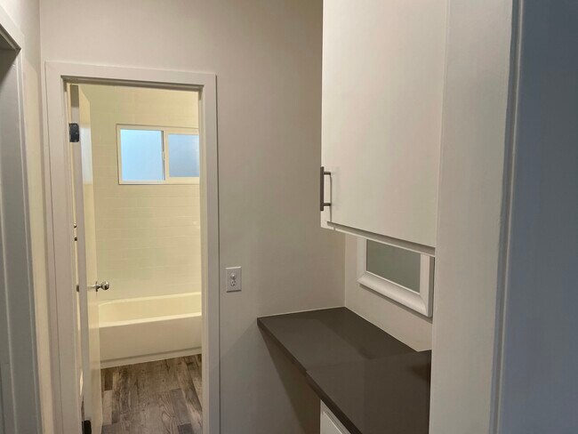 Hall & Vanity - 4032 Inglewood Blvd