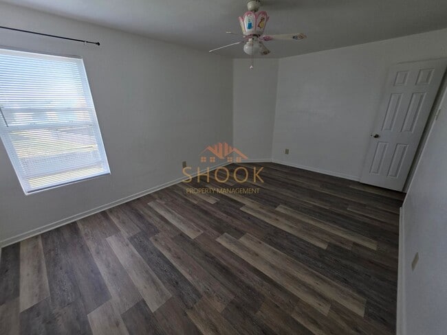 Building Photo - SOUTH SIDE LARGE 3 BR HOME