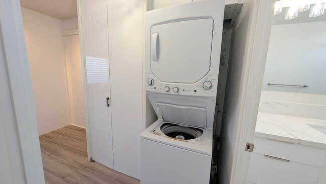 Building Photo - Beautifully Renovated 1/1/1 at Kalakaua Sands