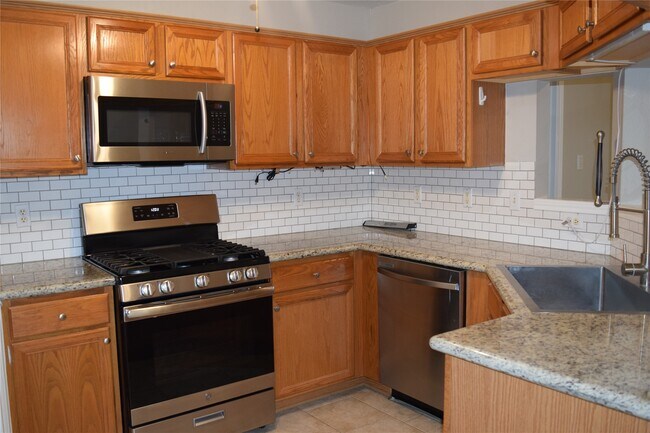 Building Photo - 18130 Beaverdell Dr