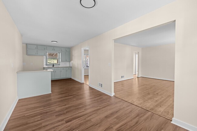 Building Photo - 1153 Linwood St