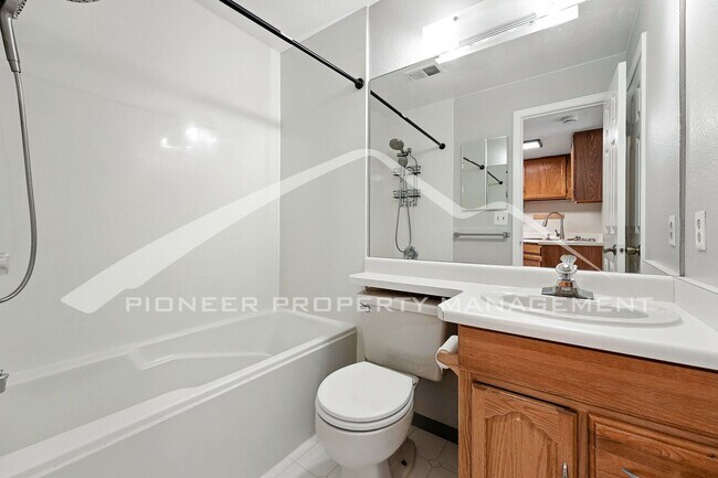 Building Photo - Spacious Condo with Washer/Dryer and Centr...