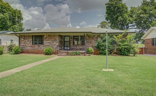 Building Photo - 610 N 6th Ave