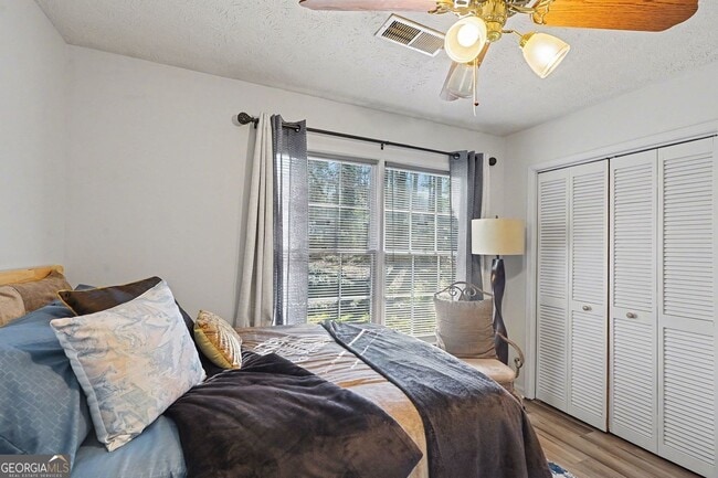 Building Photo - 8671 Twin Oaks Dr