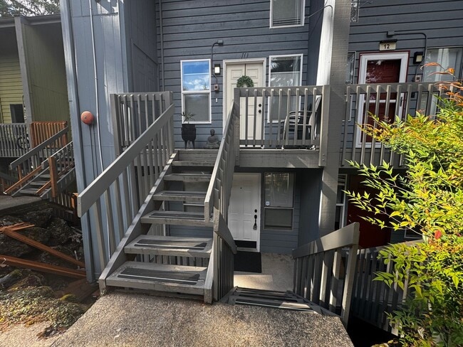 Building Photo - Charming Updated 2-Bed, 2.5-Bath Condo in Bremerton