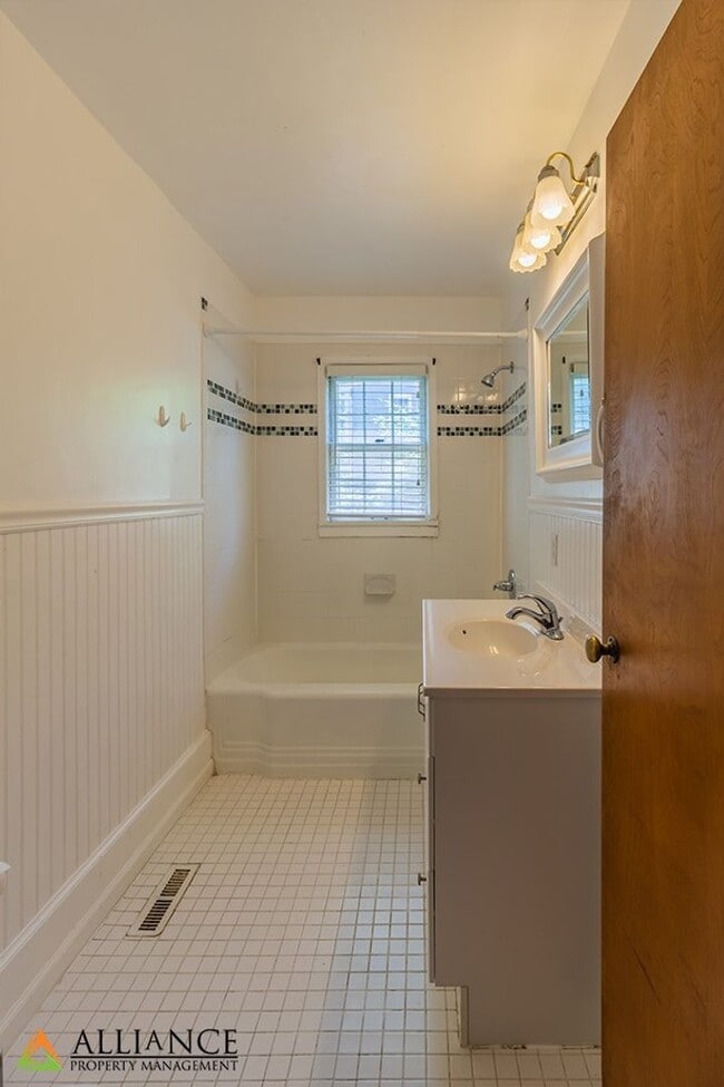 Building Photo - Spacious home close to KSU Campus!