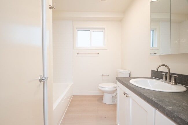 Building Photo - Beautiful 2 Bedroom Irvington Gem, Fully Renovated!