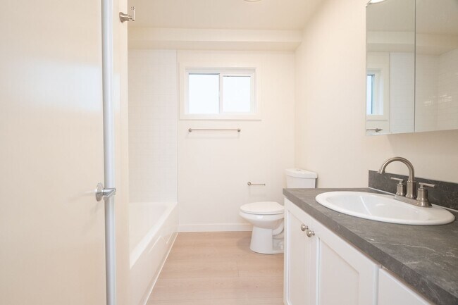 Building Photo - Newly Renovated Spacious 2 Bedroom in Irvington!