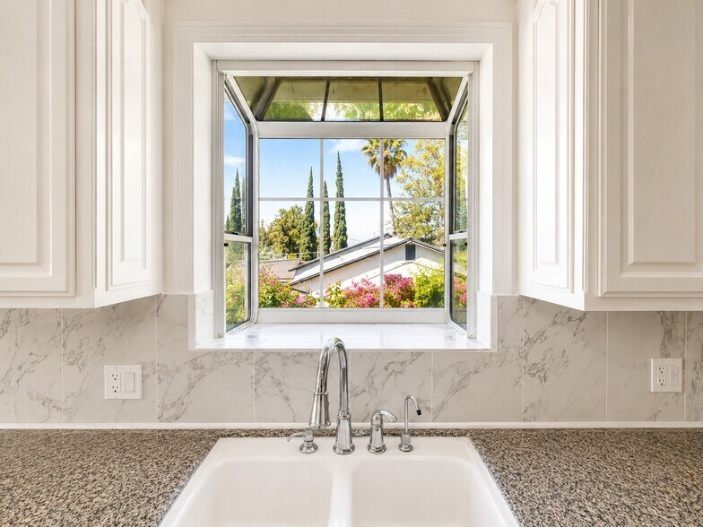 Building Photo - 10337 Pinyon Ave