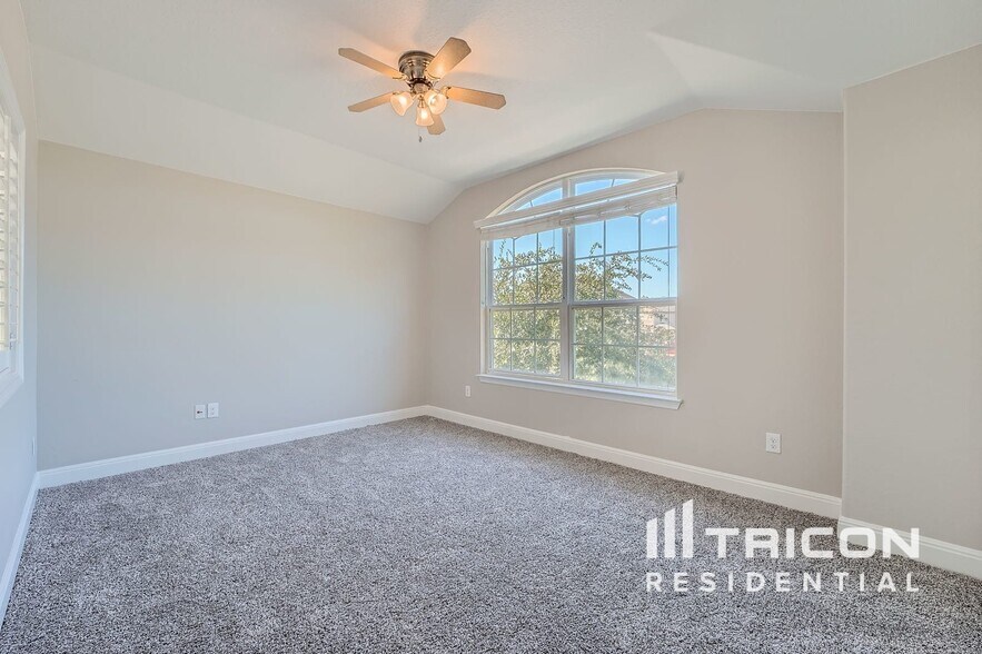 Building Photo - 810 S Sheridan Blvd