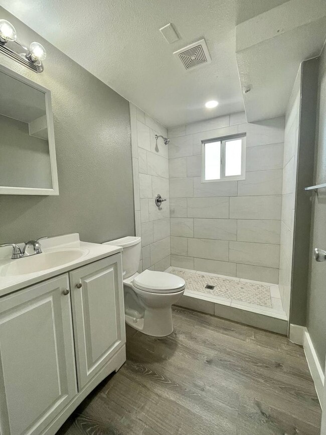 Building Photo - 4 Bed standalone AVAILABLE NOW! Half off A...