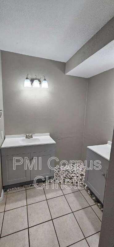 Building Photo - 1022 Delta Dr