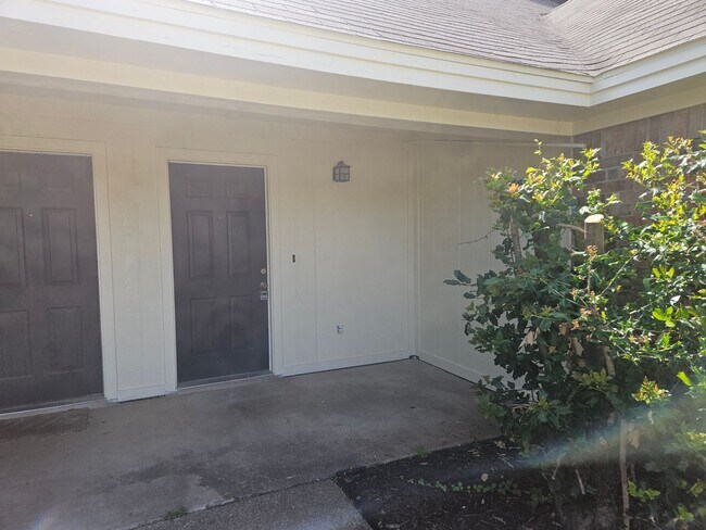 Building Photo - 2 Story Townhome in NRH