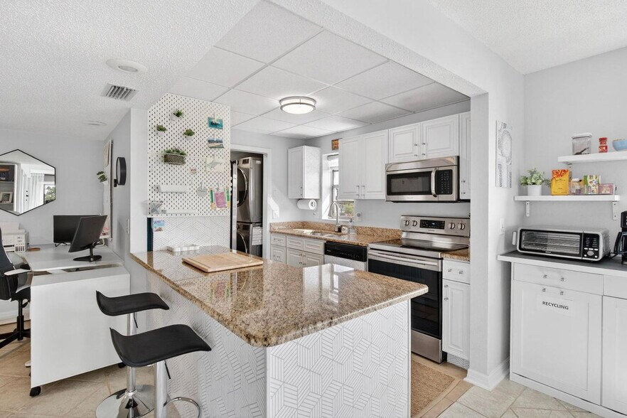Building Photo - 12080 Capri Cir S