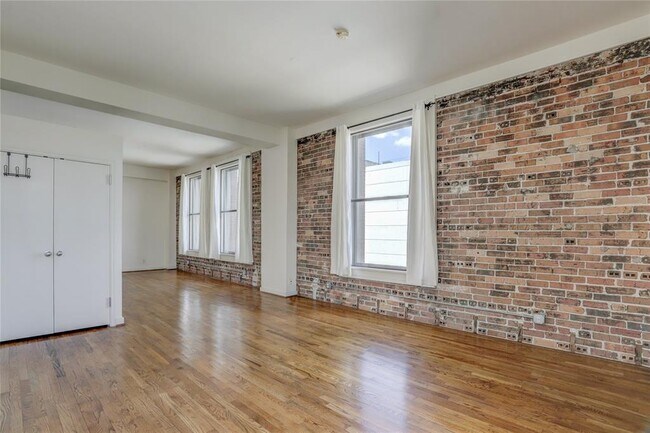 Building Photo - 915 Franklin St