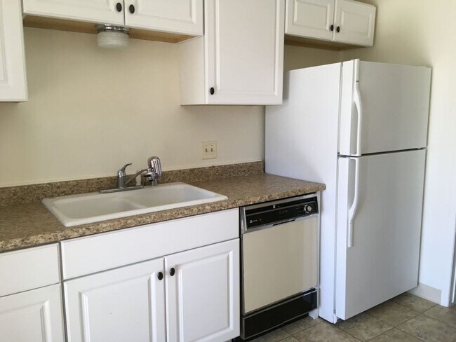 Building Photo - Quiet Condo for Rent