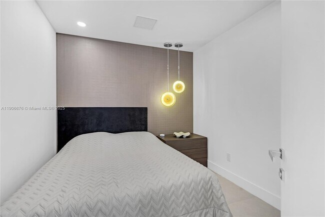 Building Photo - 18975 Collins Ave