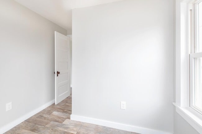 Building Photo - 140 Ashworth Ave