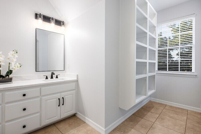 Building Photo - 5 Meadowbrook Cir