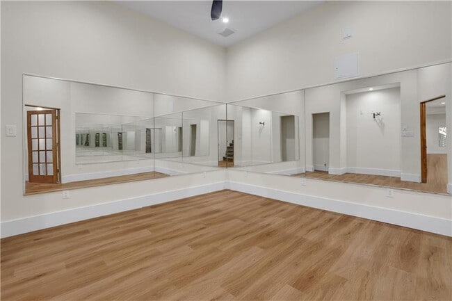 Building Photo - 3228 Silver Lake Dr NE