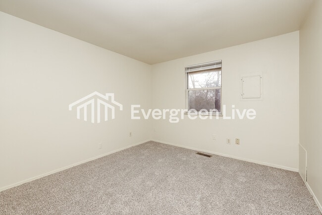 Building Photo - 8811 Foxgate Ct