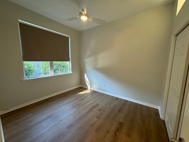 Building Photo - Stunning 3/2 in Haile