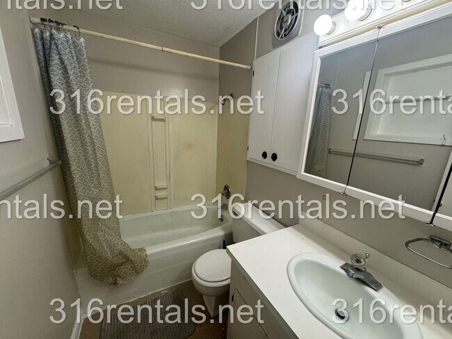 Building Photo - 511 Holly Ln