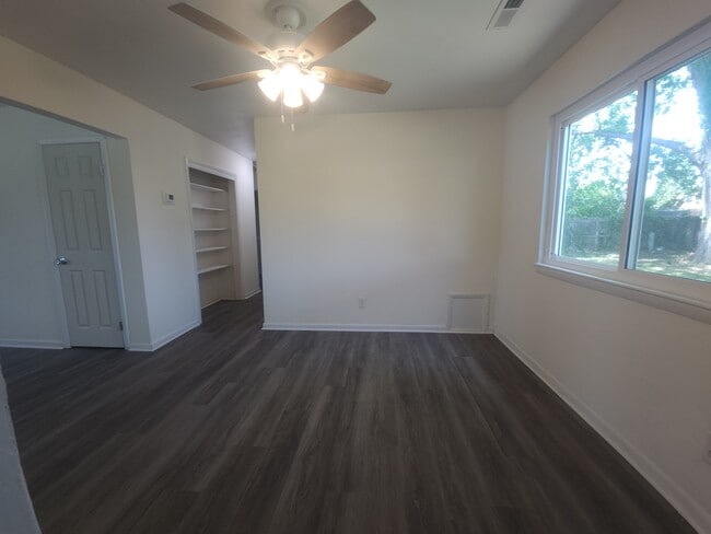 Building Photo - 846 Drawbridge Dr