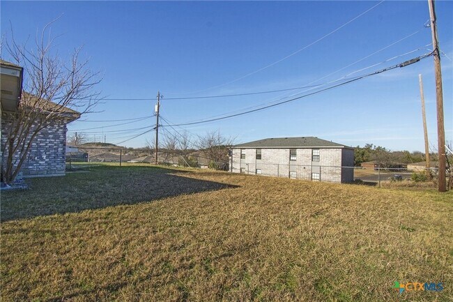 Building Photo - 907 North Dr