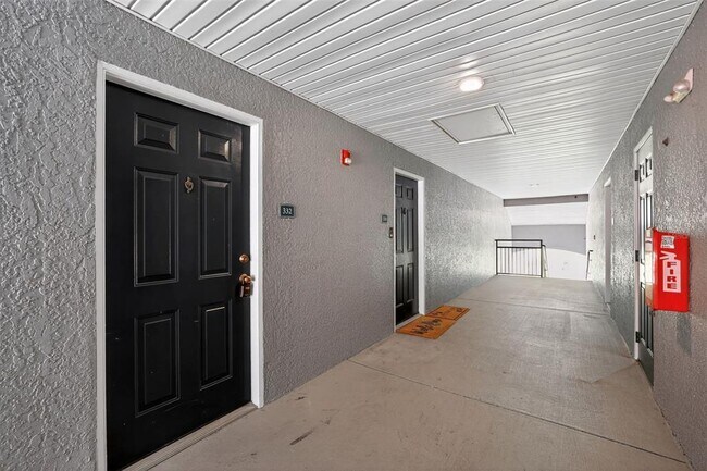 Building Photo - 18001 Richmond Pl Dr