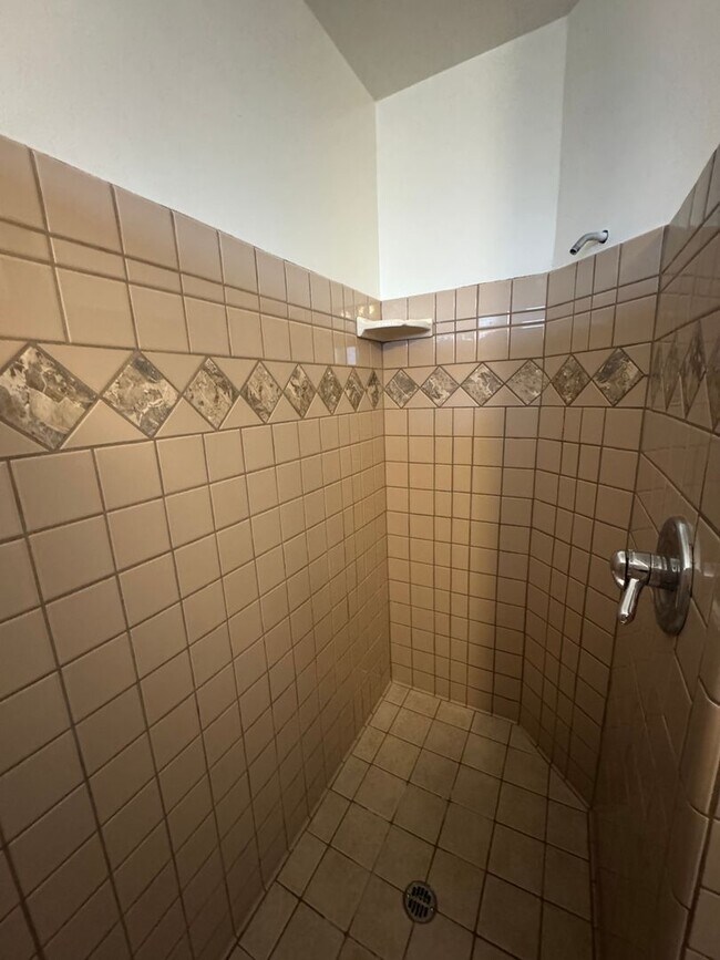 Building Photo - 5 Bedroom, 3.5 Bath, Beautiful 1,856 SQ FT...