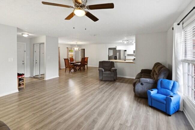 Building Photo - 607 Oakwood Ave