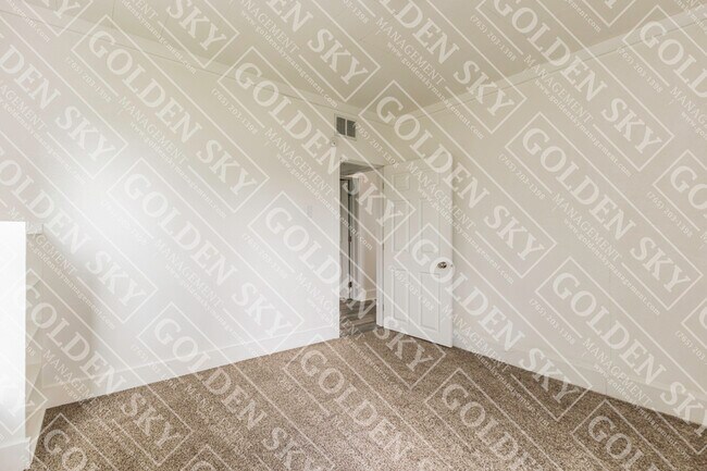 Building Photo - 628 W Memorial Dr