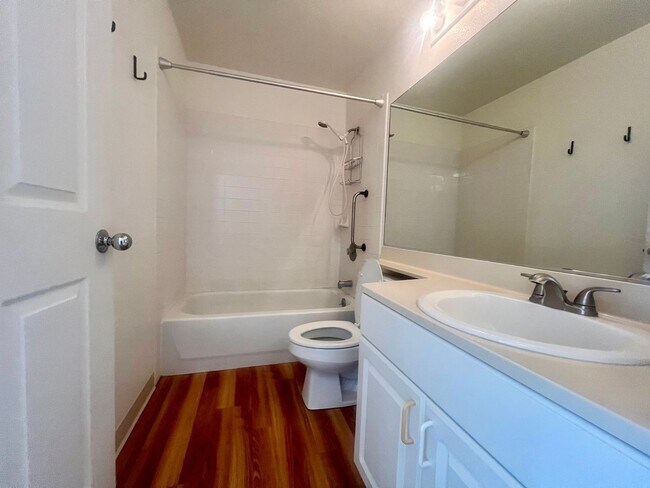 Building Photo - 2 Bedroom 1.5 Bathroom unfurnished bottom floor Condo