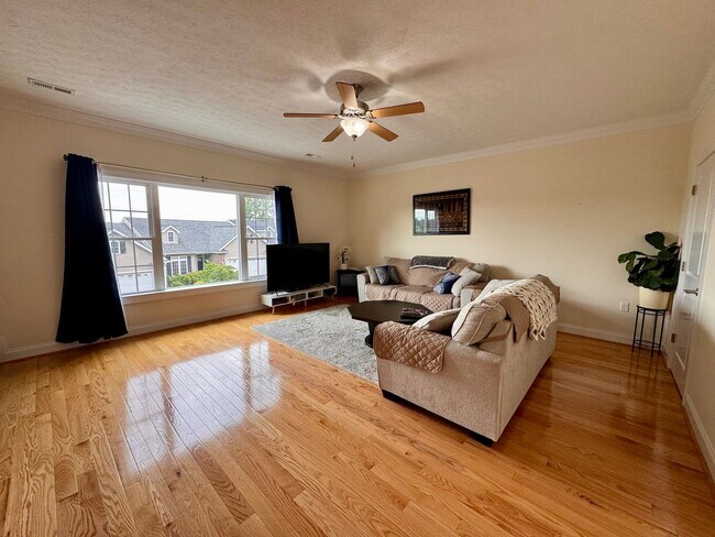 Building Photo - Townhouse for Rent in Spring Oaks!