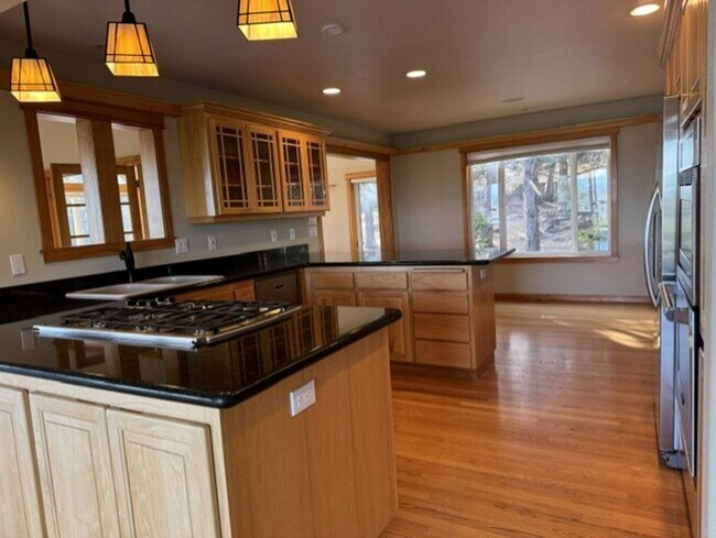 Building Photo - West Side location with amazing mountain views