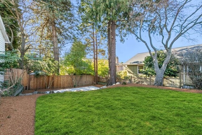 Building Photo - Gorgeous AIR CONDITIONED West Seattle Char...