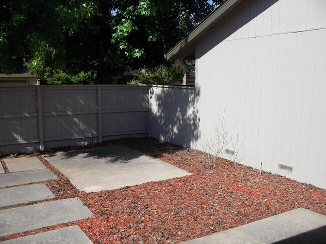 Building Photo - Home in The Bluffs overlooking American River