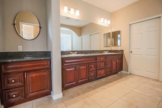 Building Photo - IMMACULATE 5 BEDROOM HOME!