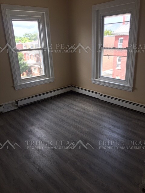 Building Photo - 1044 DeKalb St