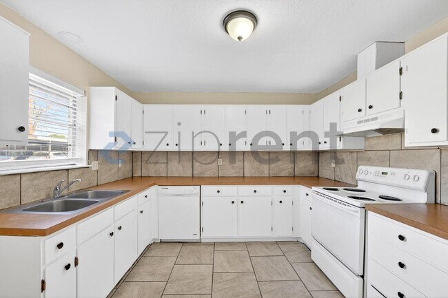 Building Photo - 3225 Crites St