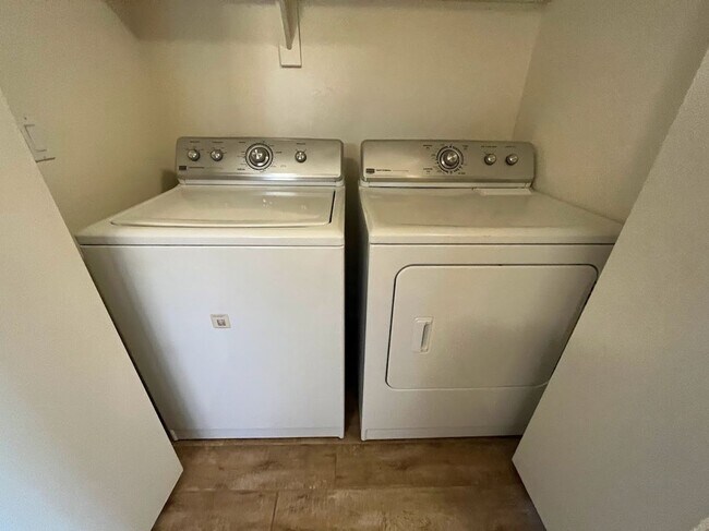 Building Photo - 2 BEDROOM PLUS DEN NEAR ARROWHEAD SHOPS