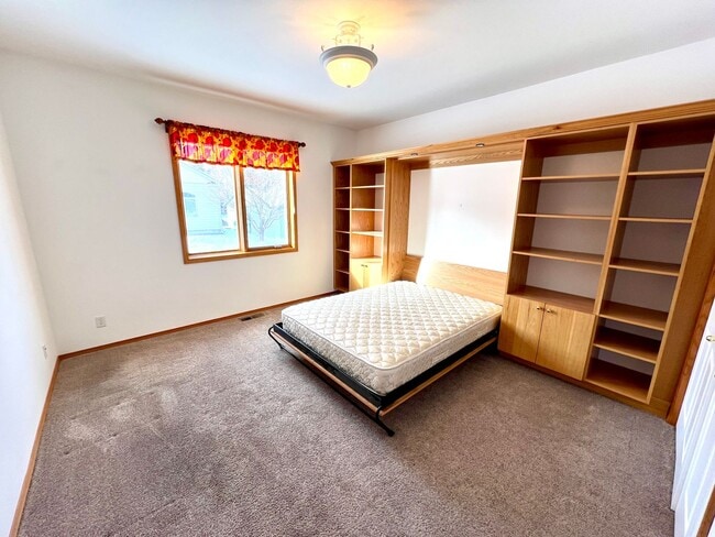 Building Photo - Dog Friendly 3 bed 2 bath Home