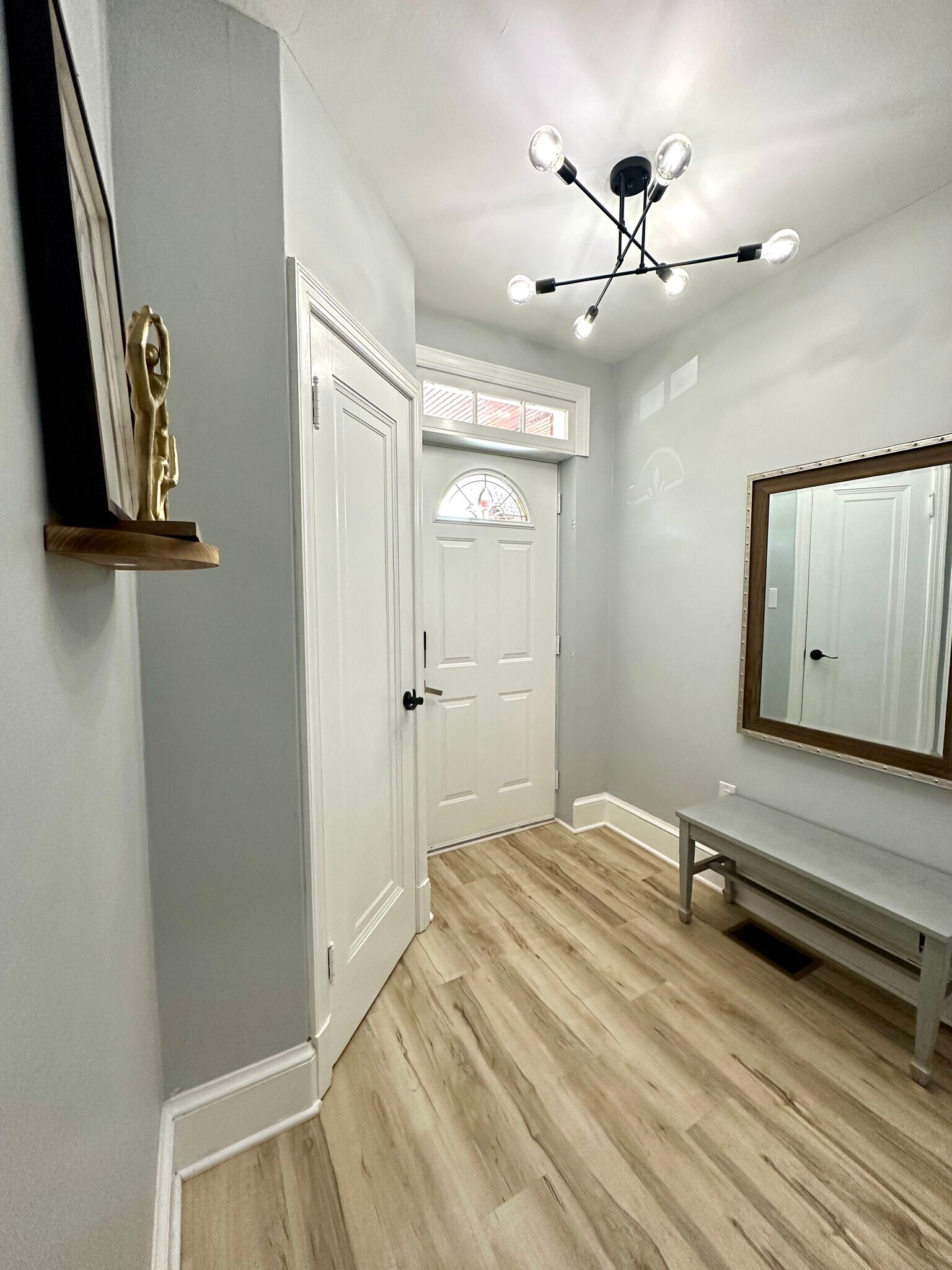 Lobby area - 512 Mellon St SE