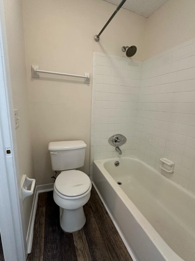 Building Photo - 2 Bed Townhouse in Central Pensacola