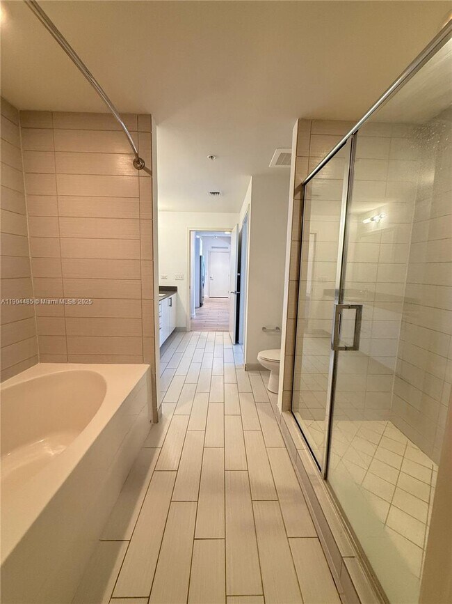 Building Photo - 999 SW 1st Ave